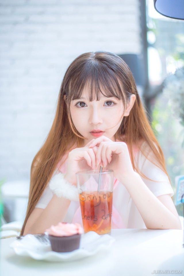 “听从先生调遣！”剩下的蜀将见越来越多的人跪下，盲从加上心中同样对庞统画出来的蓝图吸引，相继跪倒一片，到最后，只剩下刘璝孤零零的站在原地，看着满堂跪在地上的蜀将，面色阴晴不定，跪也不是，不跪也不是。