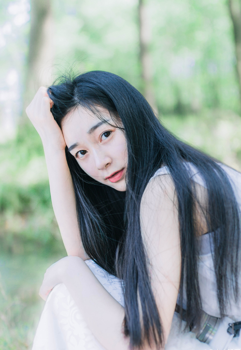 我们，不要去羡慕别人所拥有的幸福。你以为你没有的，可能在来的路上，你以为她拥有的，可能在去的途中……有的人对你好，是因为你对他好。有的人对你好，是因为懂得你的好!
